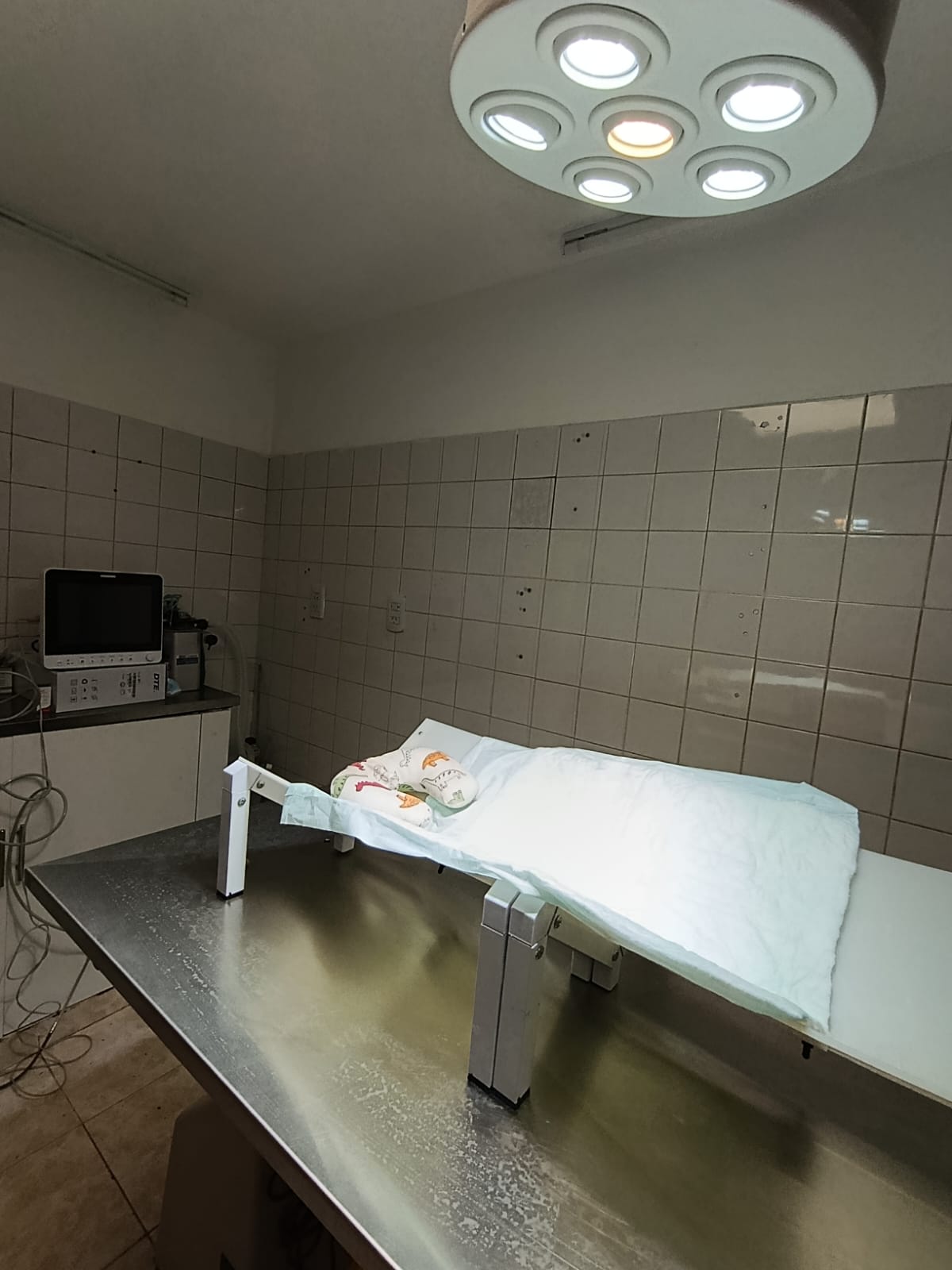 Quirófano de Clivad preparado antes de una cirugía, con la lámpara encendida y la mesa cubierta con paño estéril