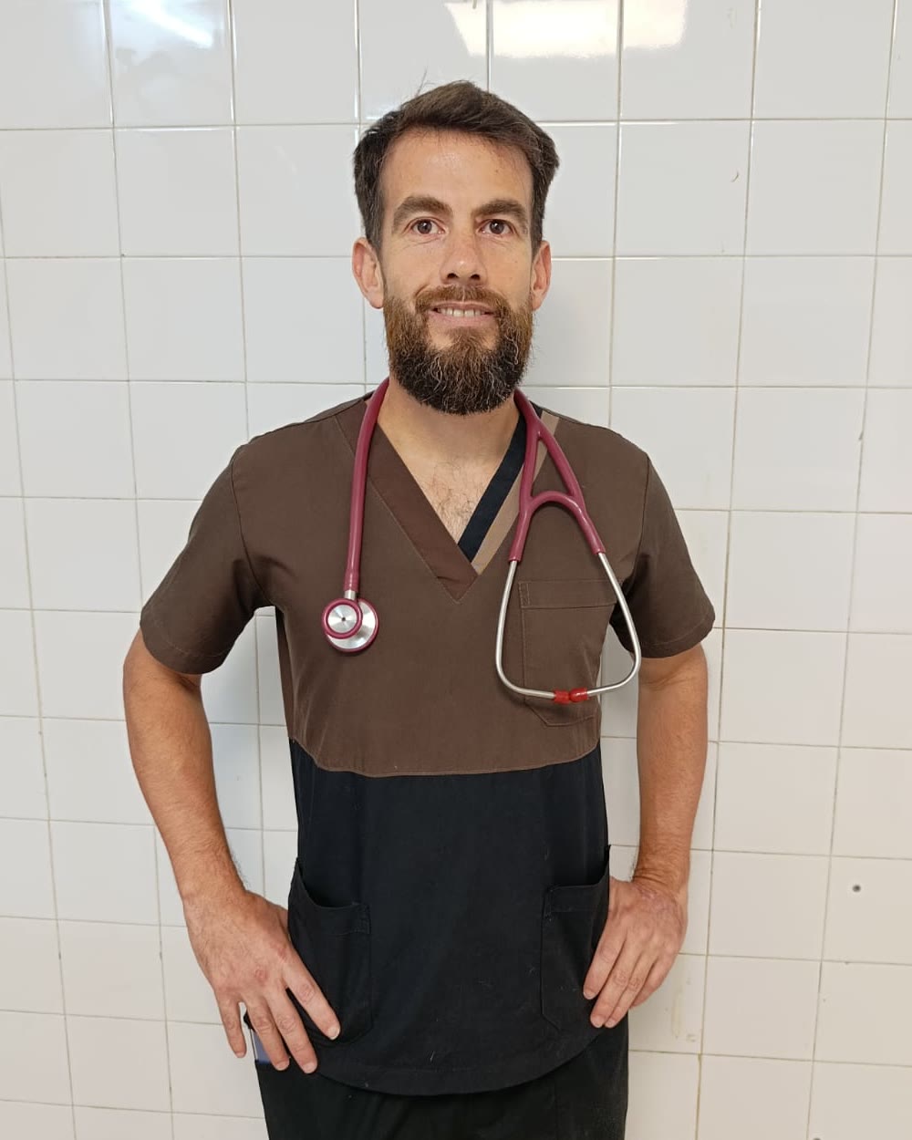 El Dr. Arturo Pérez con ambo y estetoscopio en la clínica Clivad