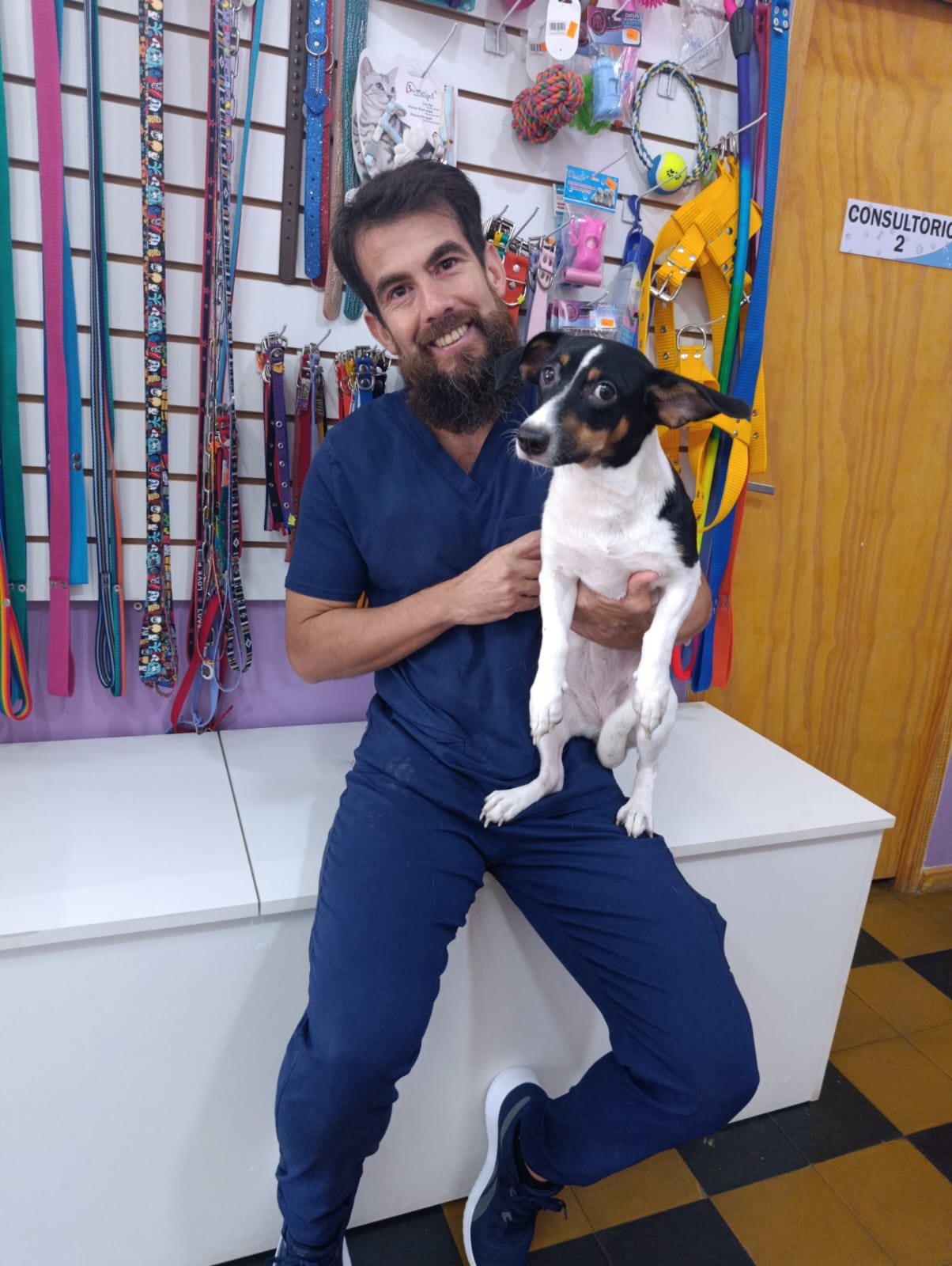 Paciente en brazos de un profesional de Clivad
